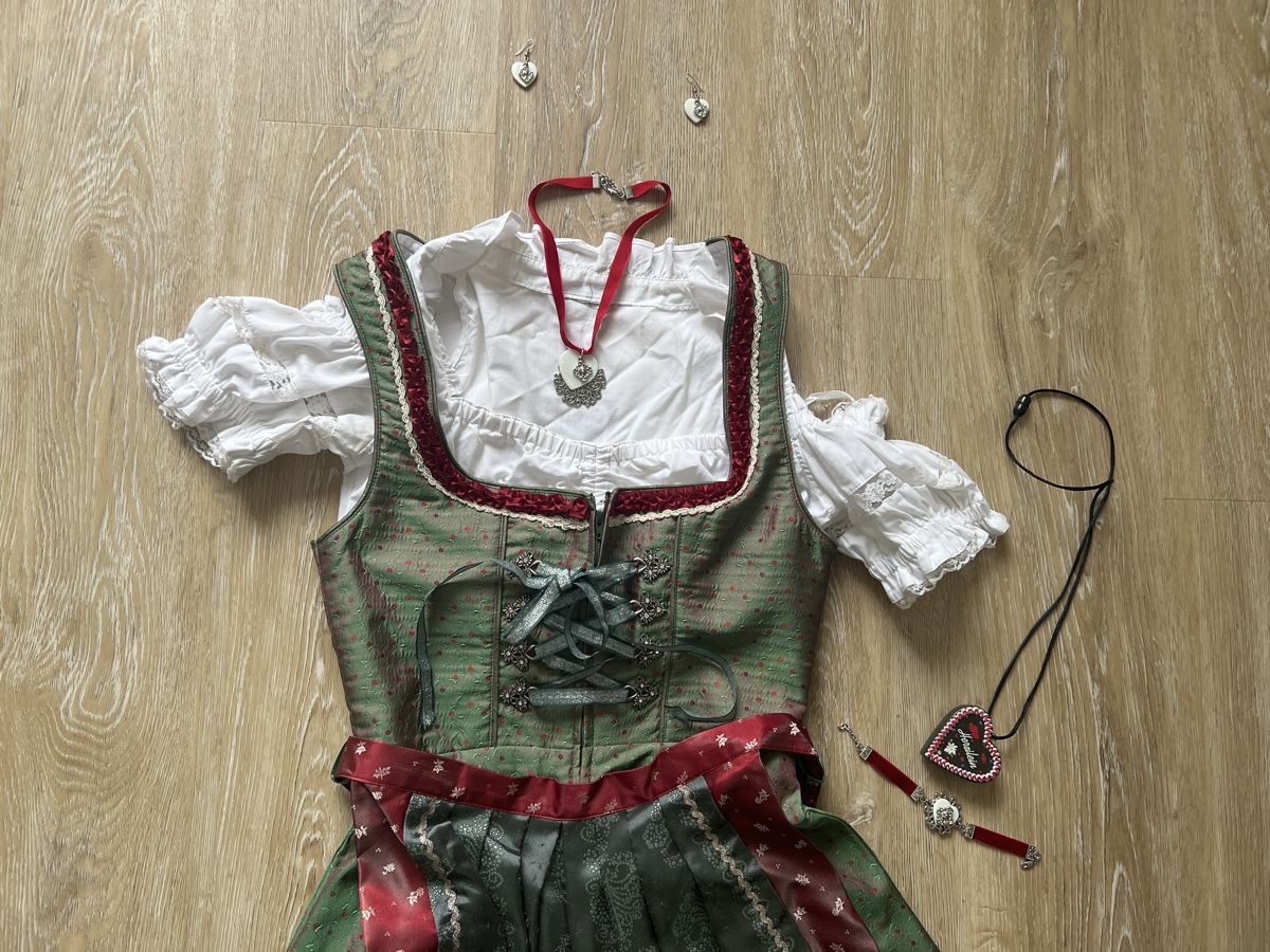 Kleider: Dirndl-Kleid mit Bluse und Jäckchen Grösse S – Gebraucht aus Buchrain von Ricardo_User18 1