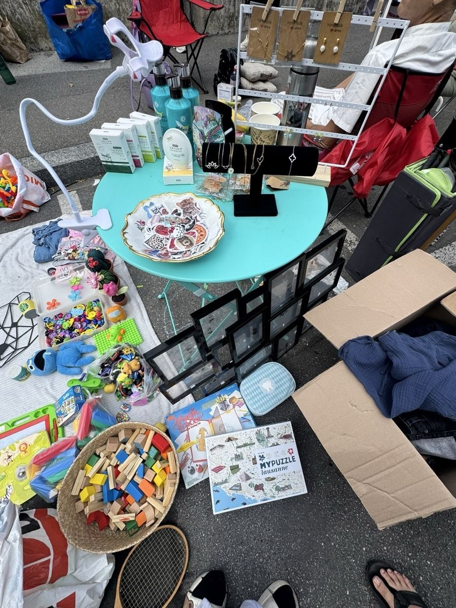 Kit bricolage: Objets divers vide-grenier jouets et habits occasion – Usato da Lausanne venduto da ahm_9l9k 4