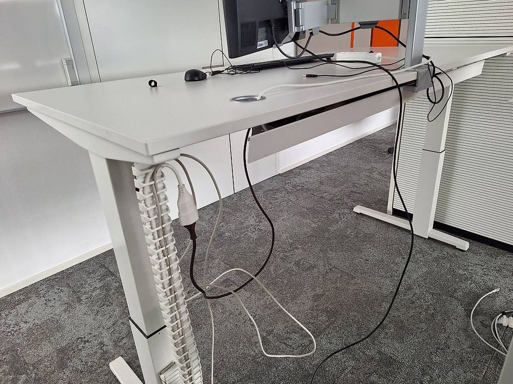 Scrivanie: Elektrisch höhenverstellbarer Bürotisch – Usato da Schüpfen venduto da Luecku 4