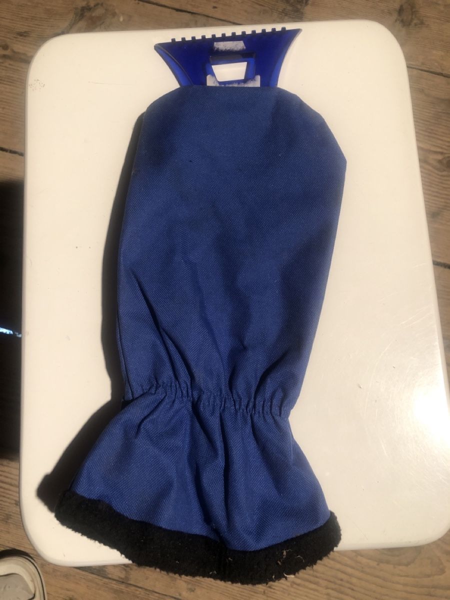 Tutti gli attrezzi: Eiskratzen mit Handschuh! – Usato da Schliern b. Köniz venduto da Corinu59