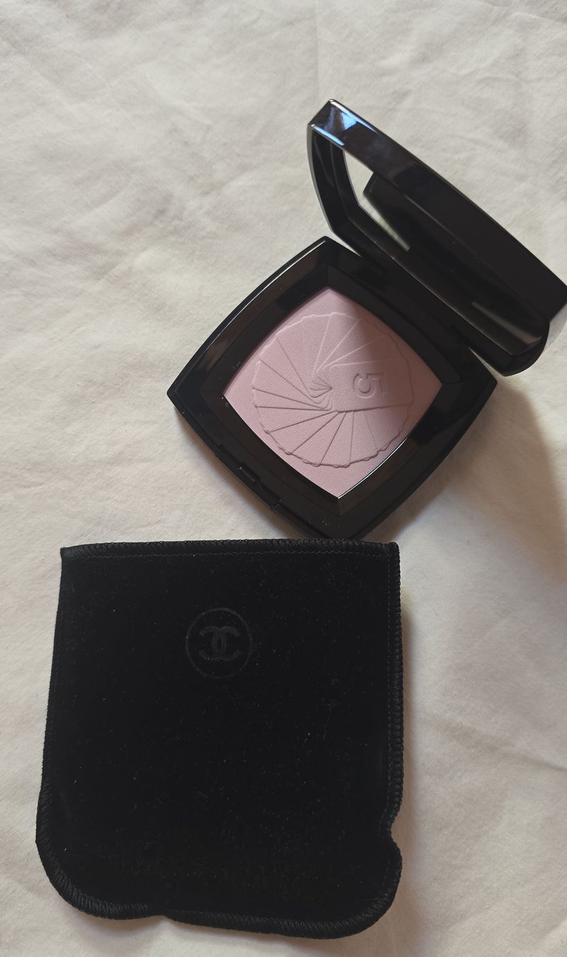 Chanel Make-up: Poudre Chanel neuve dans son étui noir – Nuovo e nell'imballaggio originale da Martigny venduto da zin_y9tt