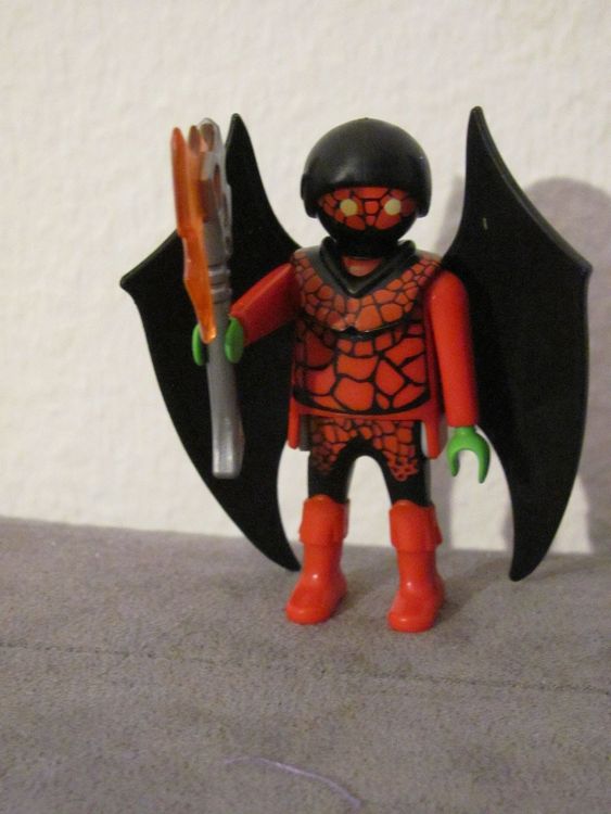 Figurine PLAYMOBIL Série 16 – Ninja Ailes Noires Avec Hache Rouge – Neuf Sous Blister
