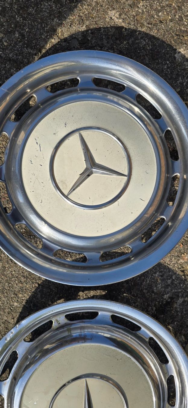 Mercedes-Benz Cerchioni: Originale W123 Mercedes Radkappen – Usato da Schänis venduto da mar_sv9x 3