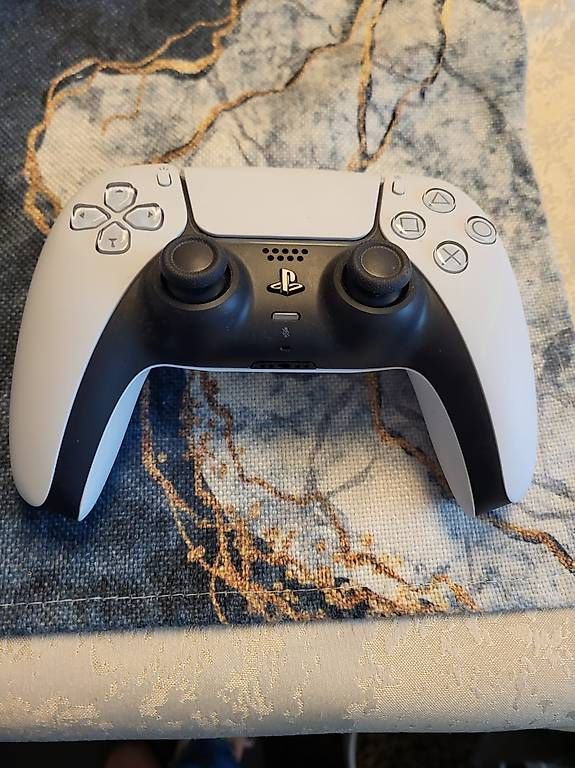 Manettes: Original Sony PS5 DualSense Wireless Controller  Weiss – D'occasion à Tann par psc_7r2y