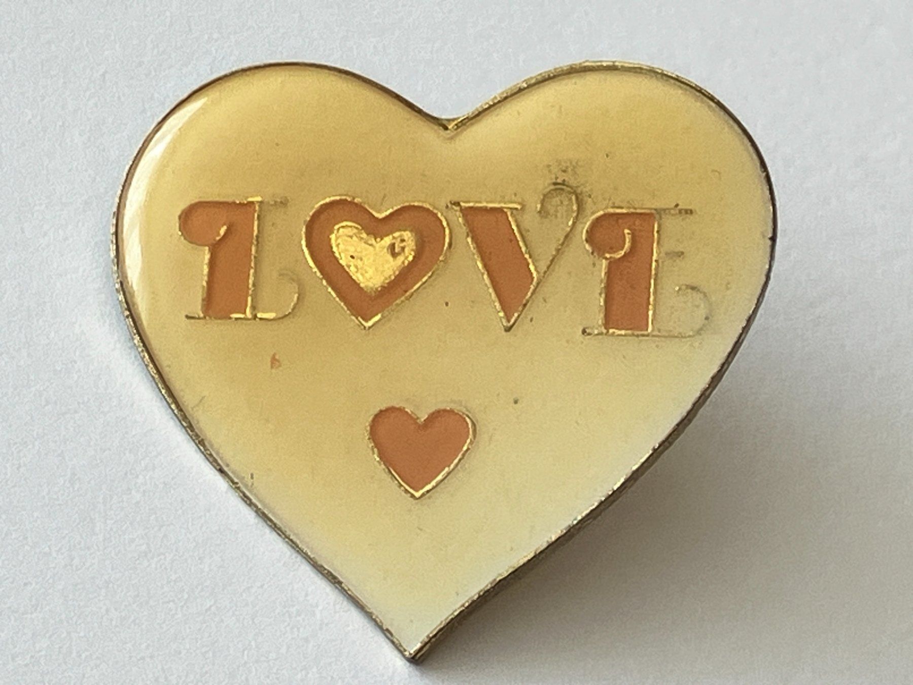 Placchette & Badge: 1 Pin LOVE – Usato da Basel venduto da djwwpp