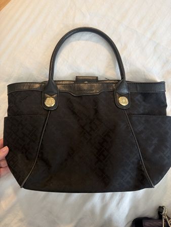 Sac Tommy Hilfiger noir - Indémodable et pratique !