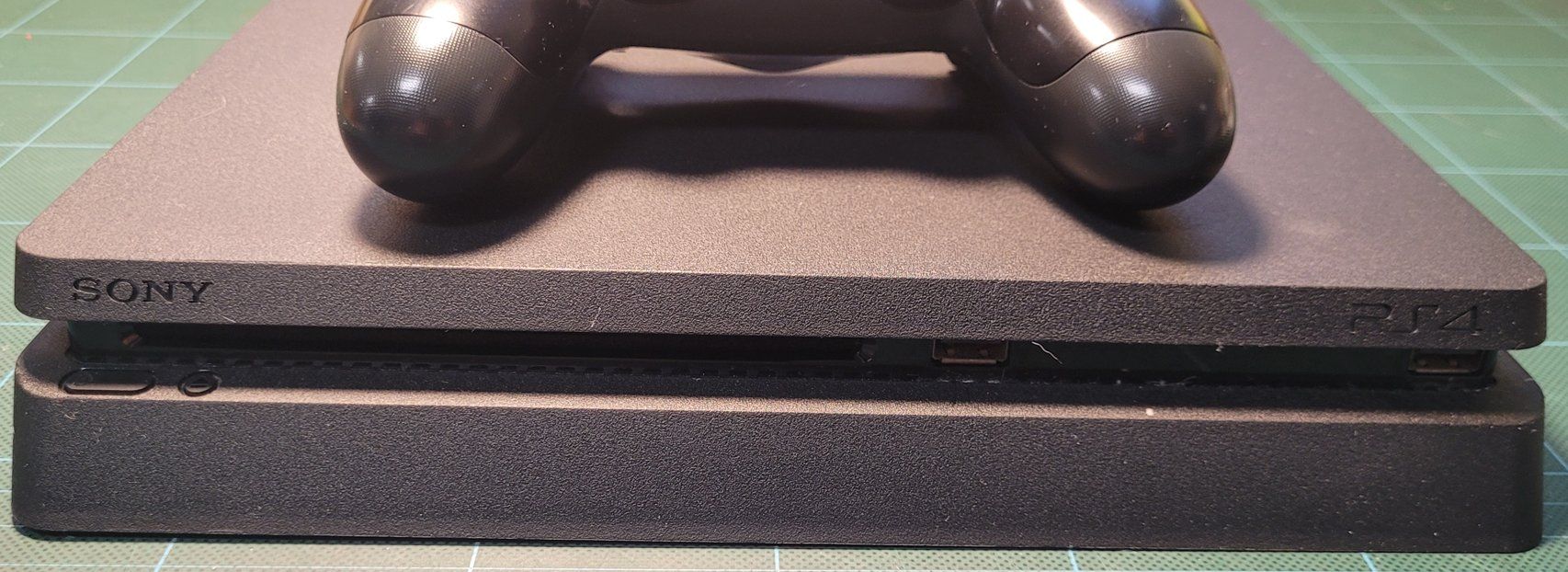Sony Konsolen: PS 4 Slim mit 2 Controller – Gebraucht aus Dübendorf von win_d97m 2