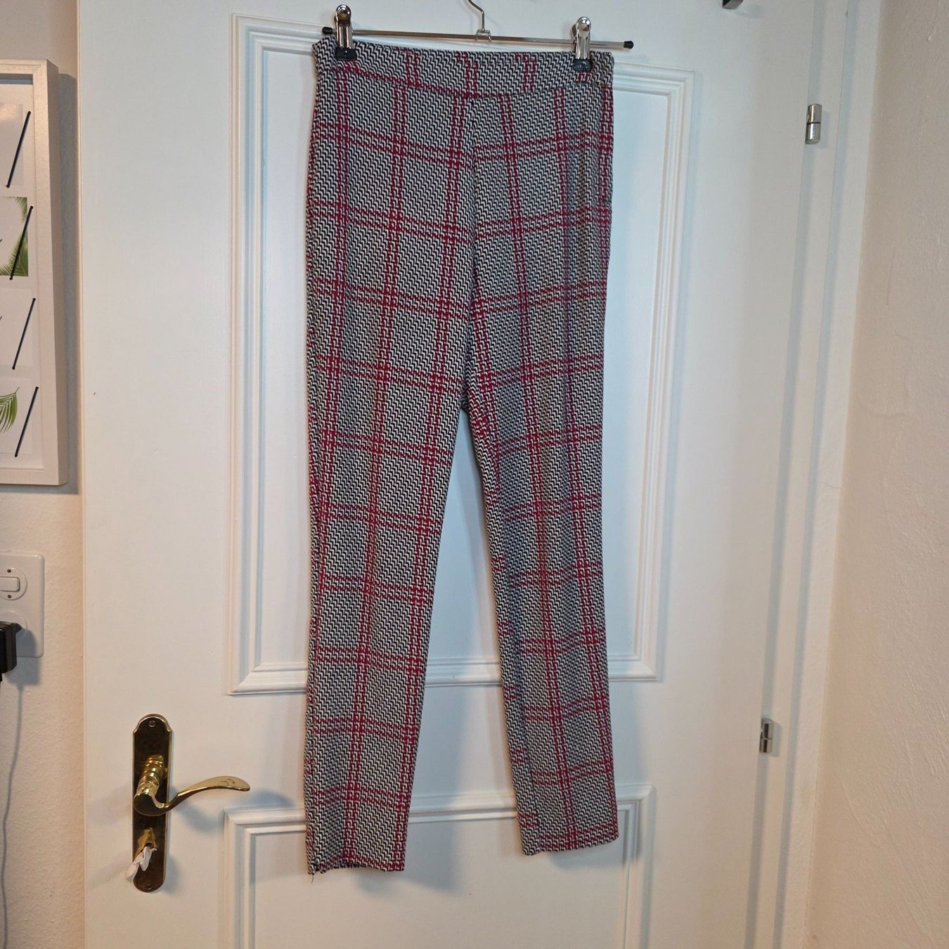 Stradivarius Hosen: Stradivarius Karohose Gr. 36/S Rot-Grau – Gebraucht aus Wald ZH von CapLux