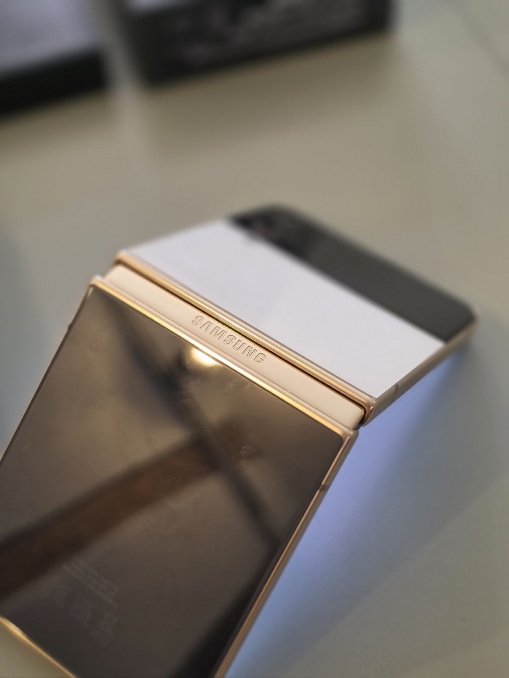 Samsung Telefoni cellulari / Smartphones: Samsung Smartphone Galaxy Z Flip 4  – Usato da Zürich venduto da connem 7