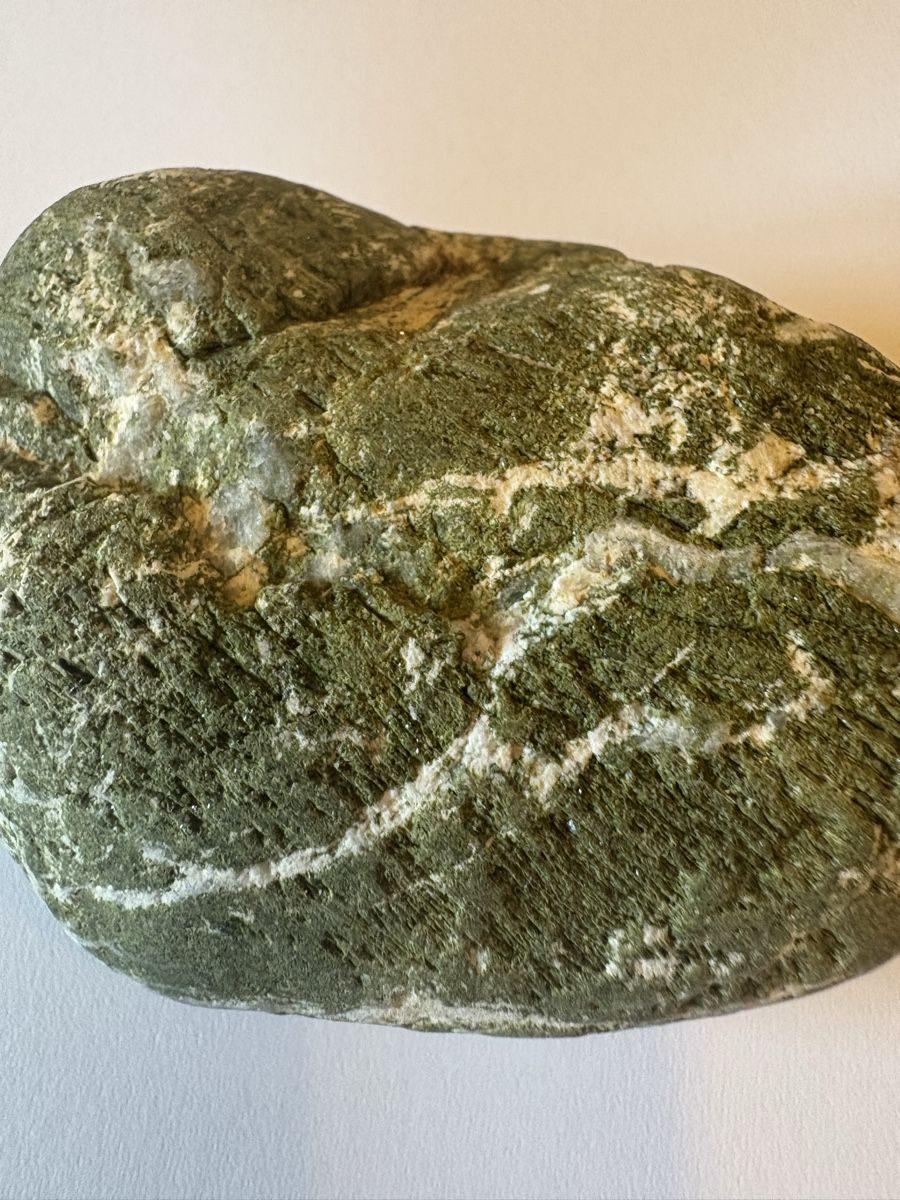 Minéraux & Lithothérapie: Serpentinit Naturstein Mont Vully – D'occasion à Murten par Tzaugg