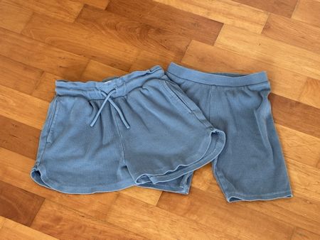 2 Shorts MNG blau Grösse 128 guter Zustand