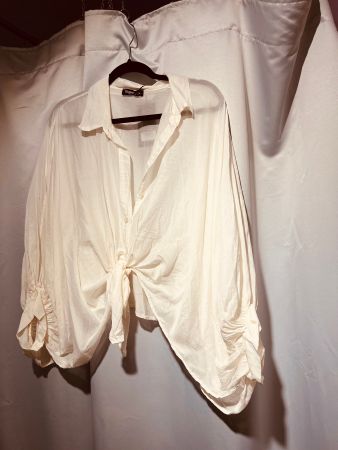 Halbtransparente Binde-Bluse mit Ballon-Ärmeln