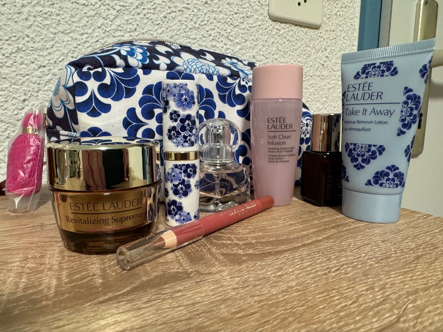Estée Lauder Kosmetikkoffer: Estée Lauder diverse Artikel – Neu (gemäss Beschreibung) aus Bremgarten AG von vakavaka 1