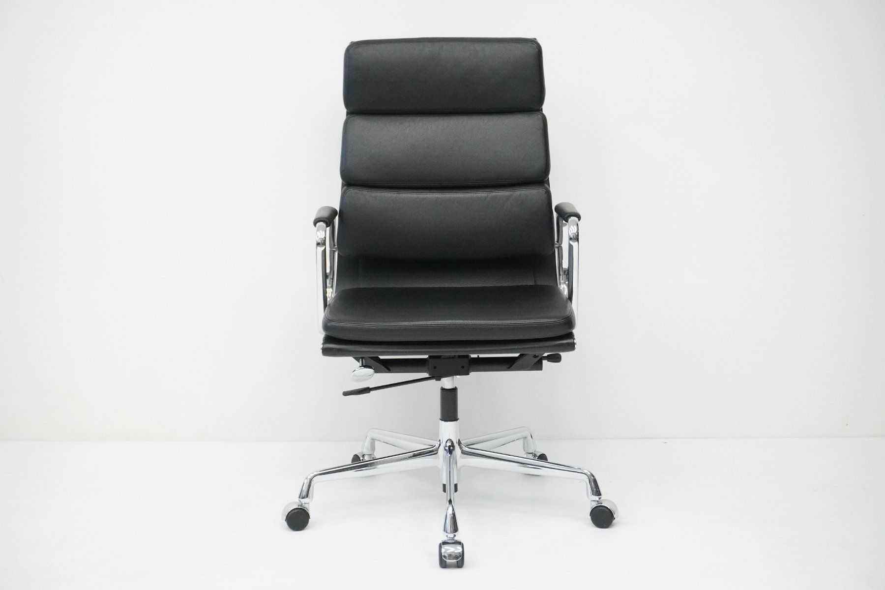 Vitra Sedie: Designklassiker Vitra Eames Soft Pad EA219 Leder schwarz – Usato da Bad Zurzach venduto da QLASSIQ 1
