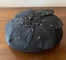 Damenhütchen elegant Schwarz Hut aus gestärktem Leinen Blume