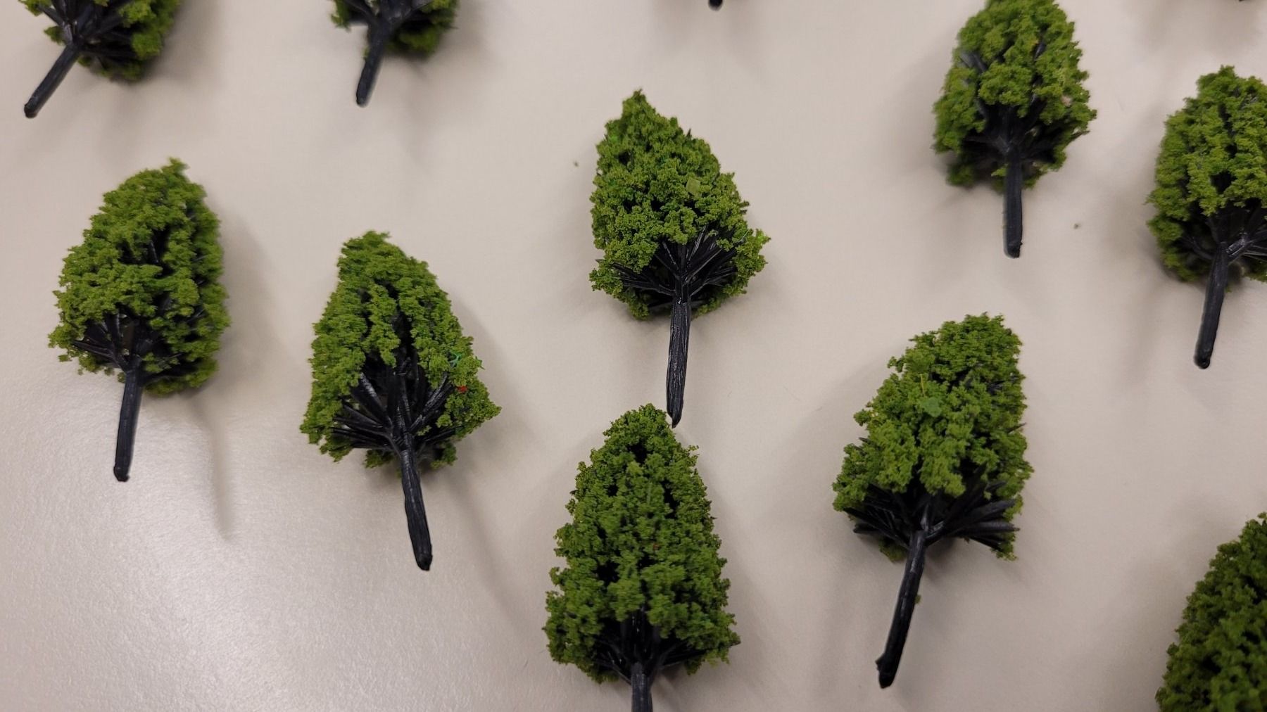 Modelleisenbahnen: 30 jolis sapins verts foncés – Neu und originalverpackt aus Saxon von Sebdem 1