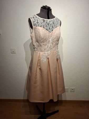 Festliches Kleid, Gr. 46, apricotfarben mit Spitze