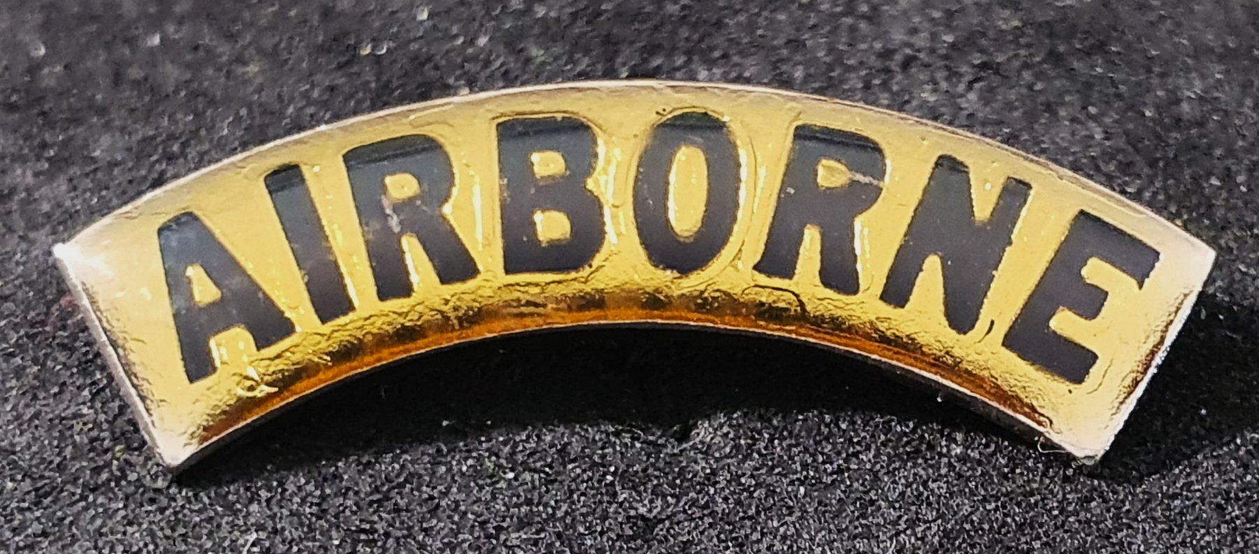 Placchette & Badge: CC887 - Pin  AIRBORNE  Logo – Usato da Reinach BL venduto da Boston-Verkauf