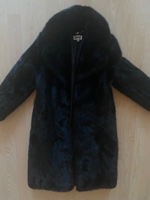 Cappotti: Schwarzer Kunstpelzmantel, Grösse 40. jakke. – Nuovo (secondo la descrizione) da Winterthur venduto da damoiselles