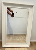 eleganter weißer Holzspiegel