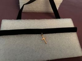 Samtband Choker mit einem goldfarbenem kleinen Kreuz, NEU