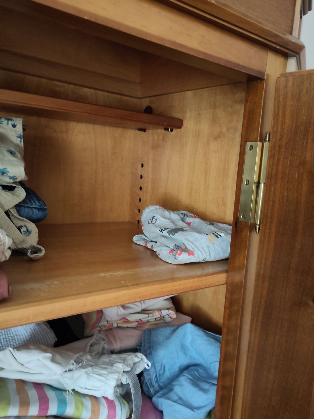 Armadi: Massivholz Schrank mit Messing – Usato da Fribourg venduto da Dennu 2