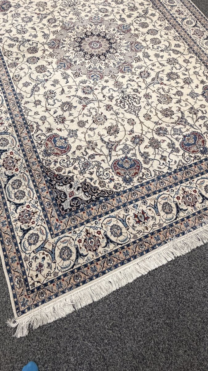 Teppiche: GHOM Seide Orientteppich mit Blumenmuster hellblau beige – Gebraucht aus Reinach BL von BachoferRaeumungen 1
