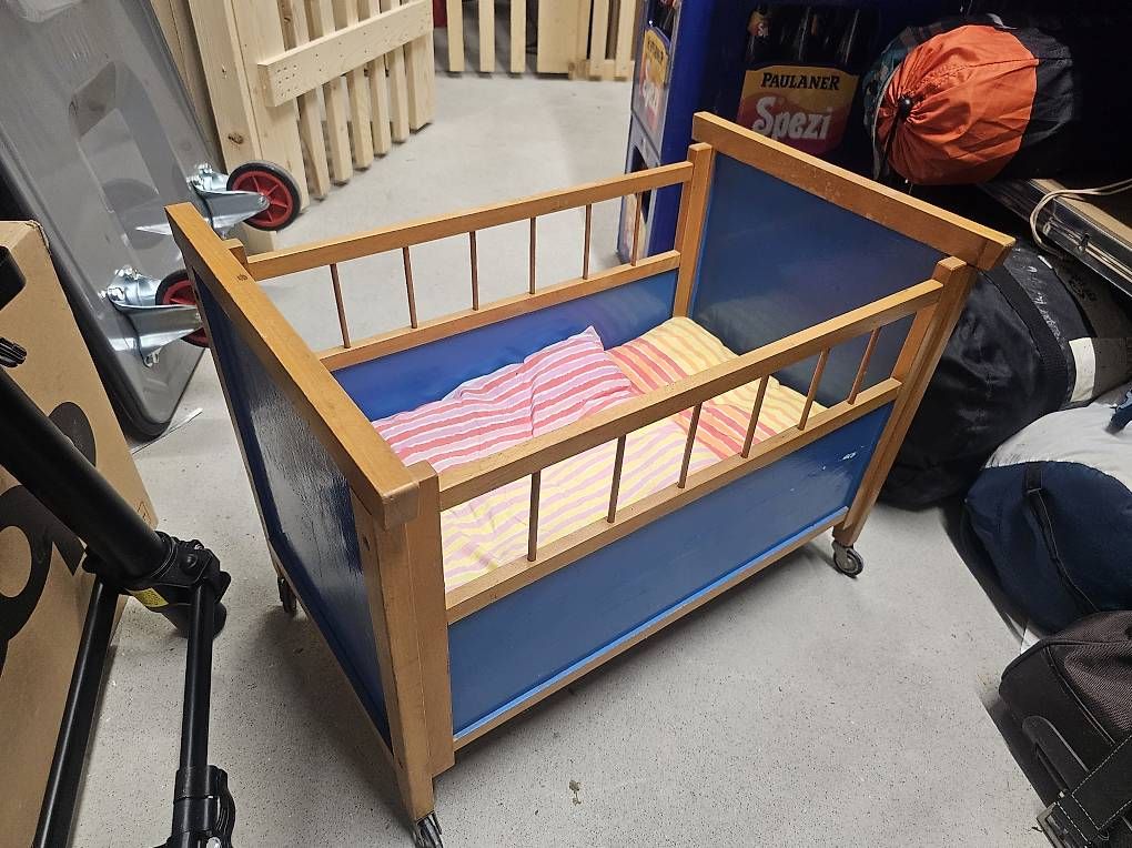 Jouets: Puppenbett – D'occasion à Biel/Bienne par sca_wn7c