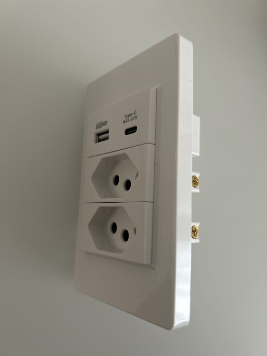 Spine: Steckdose mit USB und Typ-C neu – Usato da Opfikon venduto da osm_bns2 1