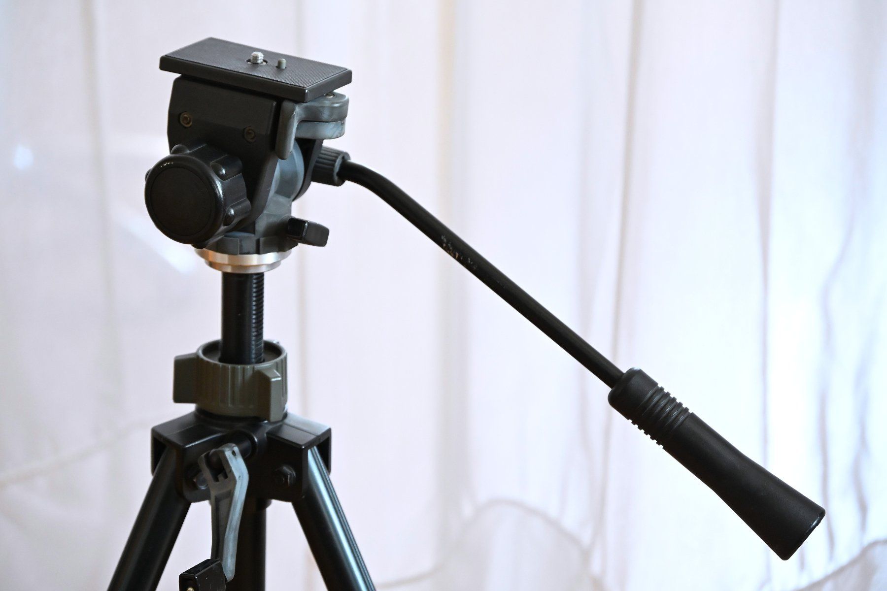 Treppiedi & Teste: Dreibeinstativ Slik 5030 mit Kopf – Usato da Zürich venduto da rid_2trw 2