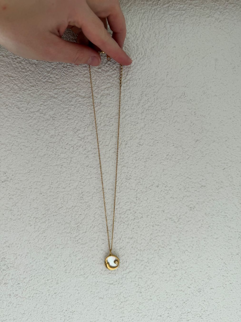 Ketten: Halskette gold mit Perlmutt Mondanhänger – Neu (gemäss Beschreibung) aus Thalheim von TinaB93