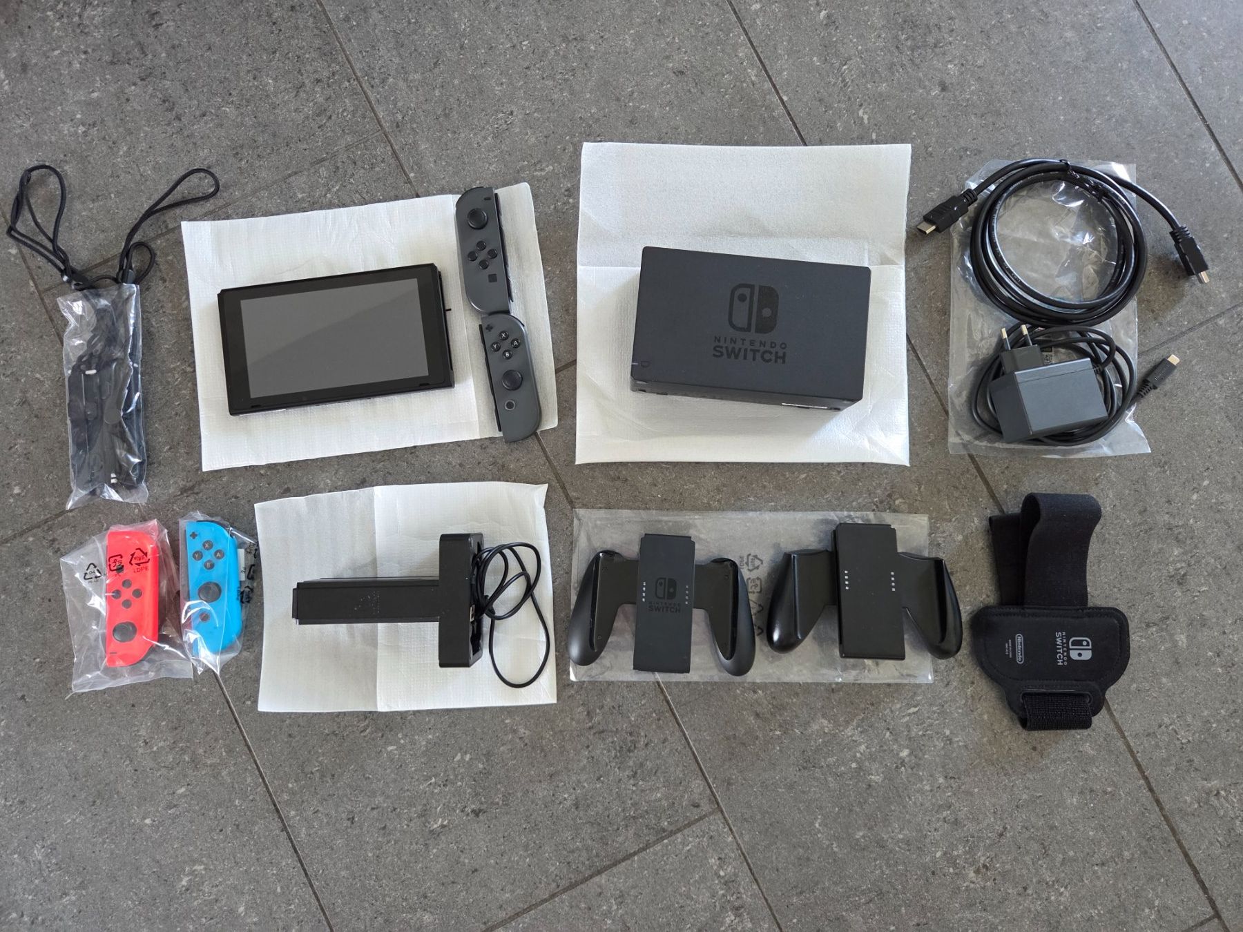 Nintendo Console: Nintendo Switch (inkl. 2 Controller und Ladestation) – Usato da Volketswil venduto da janlud
