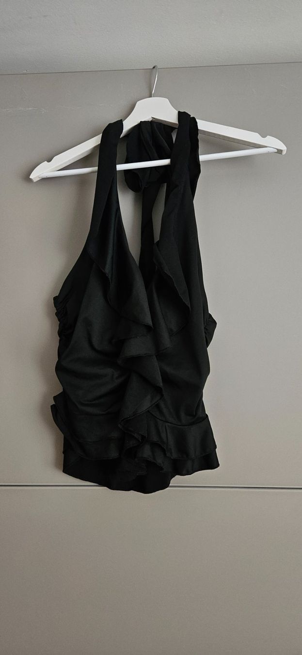 Top: Top in schwarz Neckholder und Rüschen – Usato da Birmensdorf ZH venduto da ele_mf8v