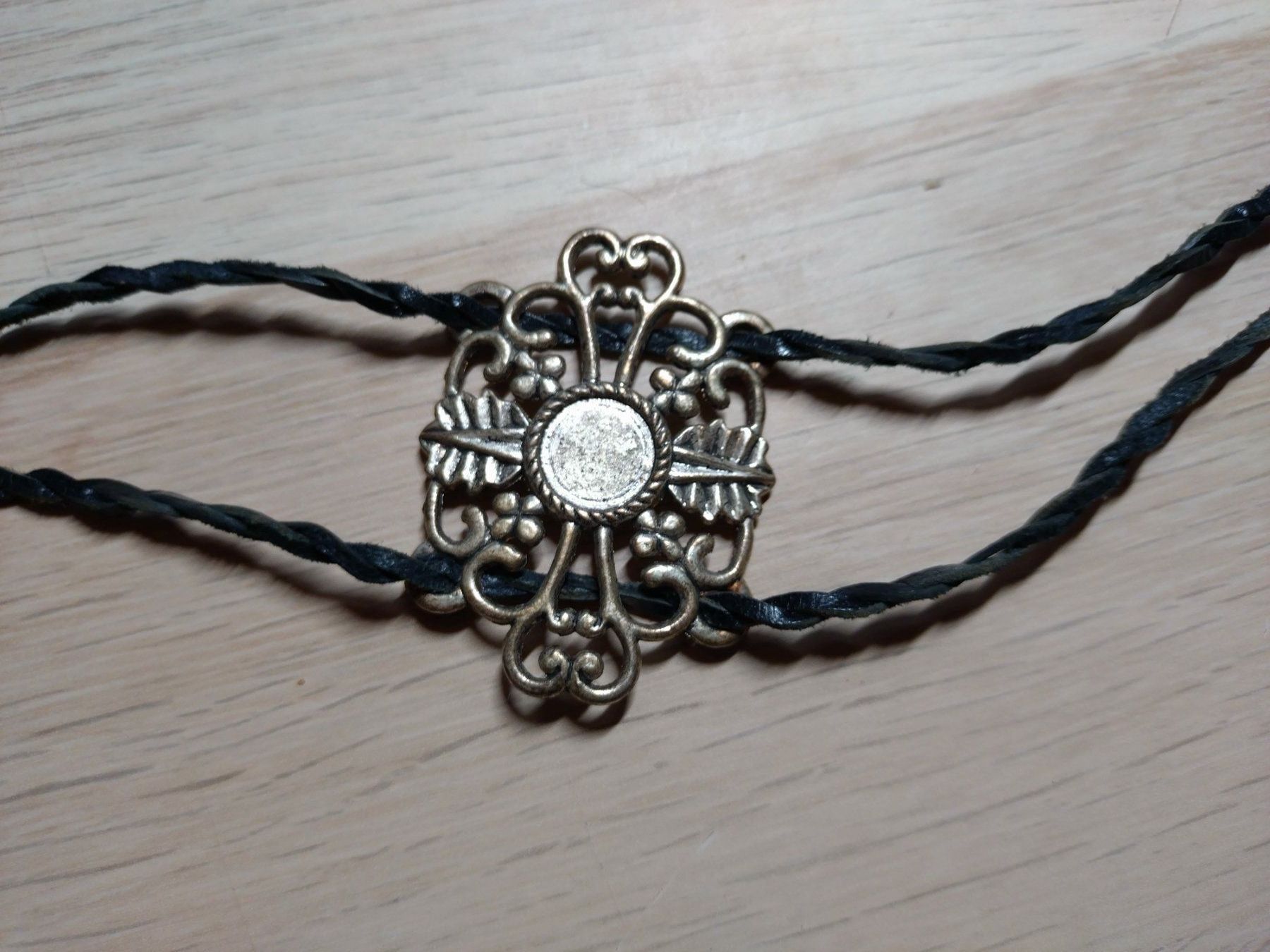 Anhänger: Kunstlederband mit Ornament – Gebraucht aus Baar von sve_6nbd 1