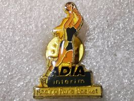 Ansteckpin 11: Adia