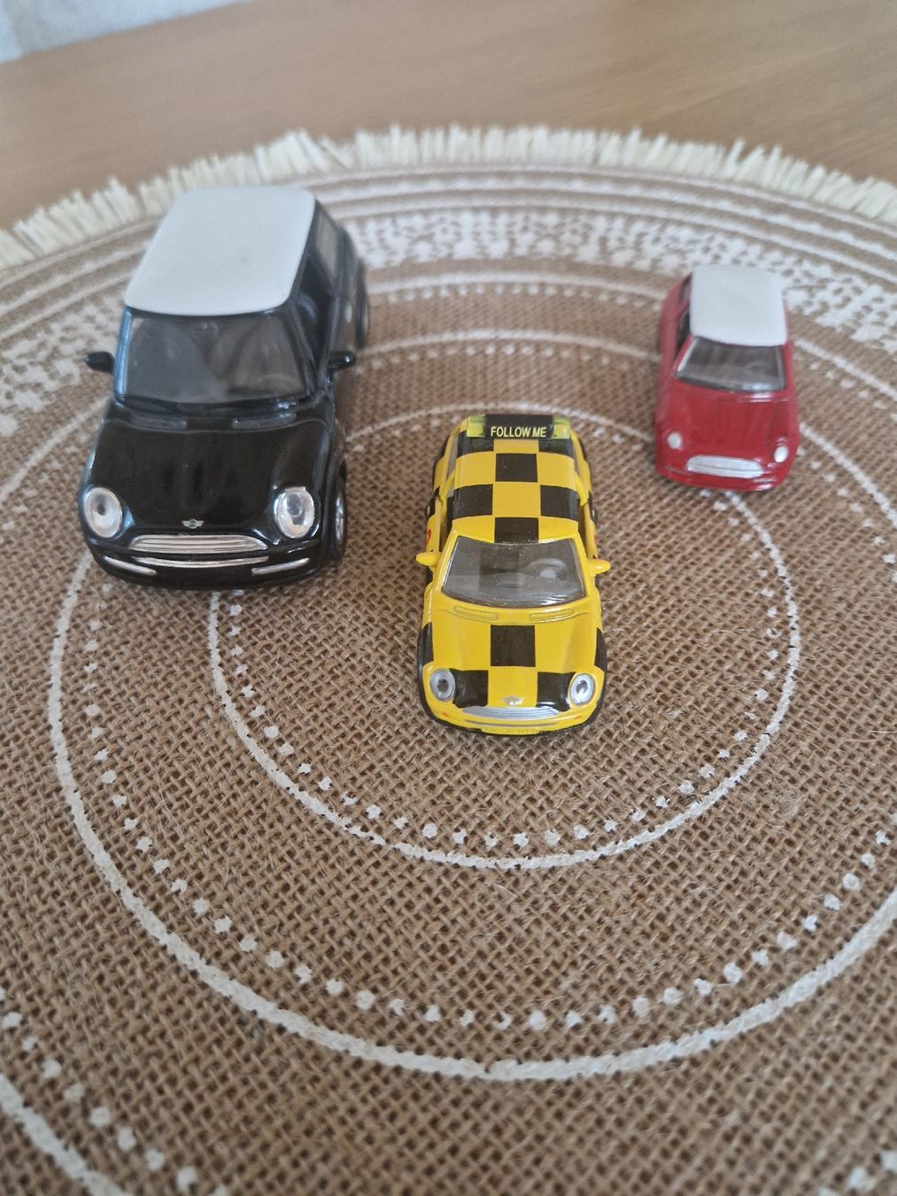 Cooper Modellautos: 3 Mini Cooper Modellautos - Rot, Schwarz, Gelb-Schwarz – Gebraucht aus Meggen von GoncallvesTiago21 5
