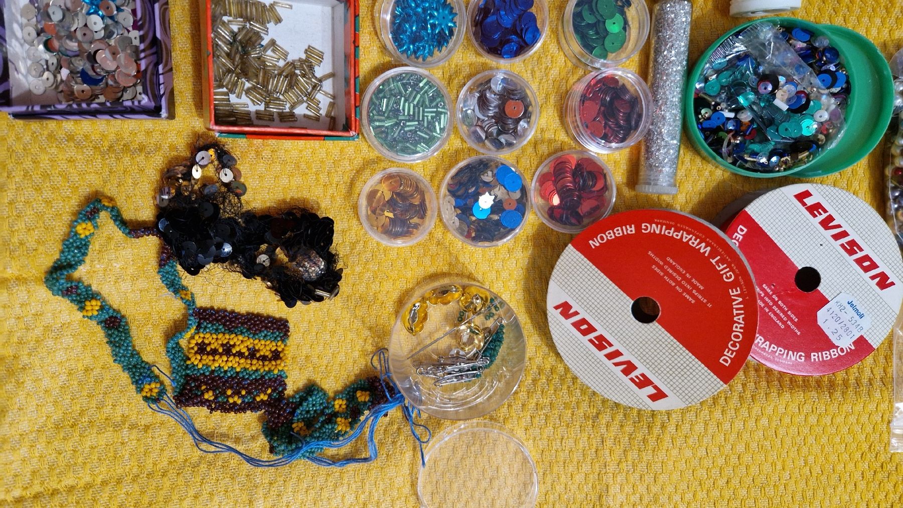 Kit bricolage: Bastel-Schnäppchen: Perlen, Pailletten, Garne uvm. – Usato da Oberengstringen venduto da Sheera7 6