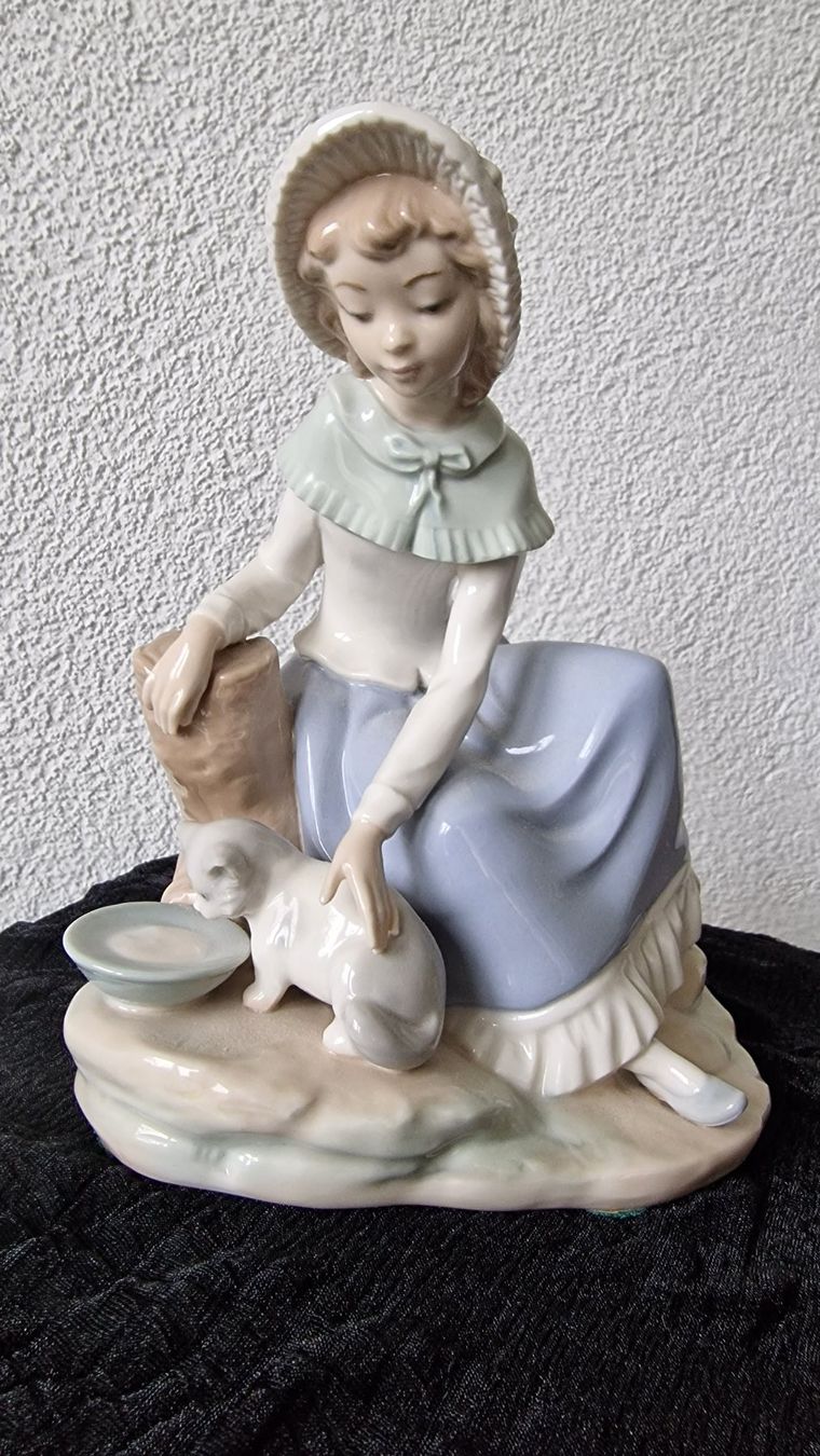 Lladro Statuette: Sammlerfigur Lladro: Mädchen mit Katze – Usato da Wil  AG venduto da Kfloh