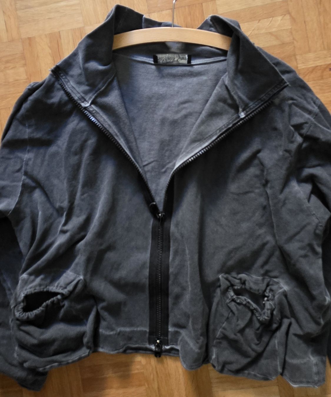 Pullover & Sweatshirts: Veste grise/noire – Gebraucht aus Yverdon-les-Bains von van_dq65 2