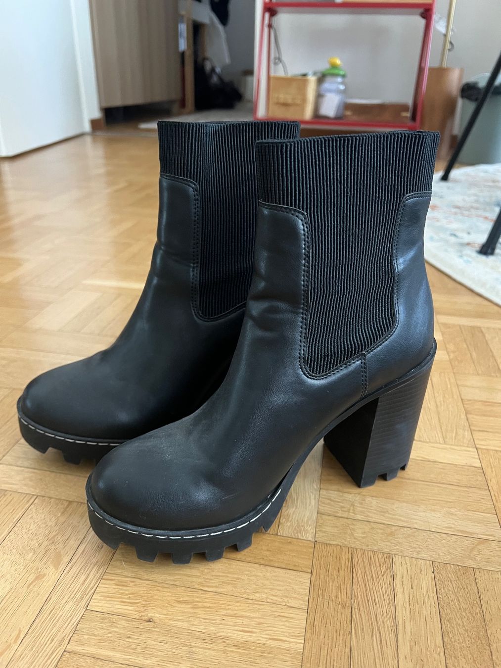 H&M Scarpe da donna: Bottines noires compensées – Usato da Vandoeuvres venduto da tif_nk52