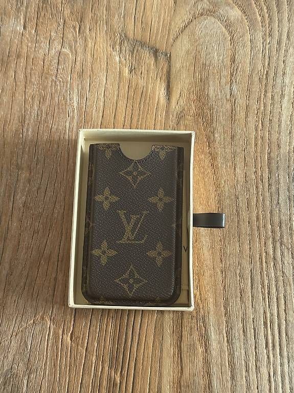 Altro in  Abbigliamento & Accessori: Louis Vuitton Etui iPhone 4/4S Monogram  neu mit Box – Nuovo e nell'imballaggio originale da zürich venduto da Kerstenpja 1