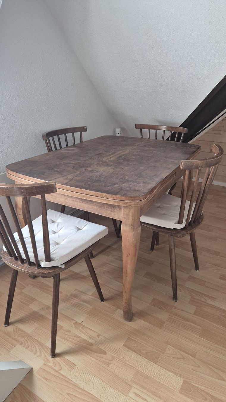Set di tavolo e panche: Esstisch mit 4 Stühlen, Holz, vintage – Usato da Winterthur venduto da ann_7lxx