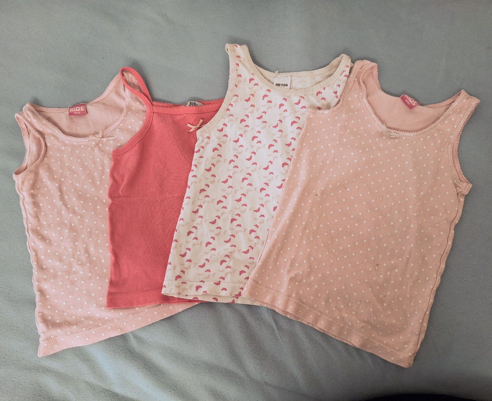 Blusen, T-Shirts & Tops: 4 Tanktops/Undershirts, size 98-104 – Gebraucht aus Volketswil von LisaSch1