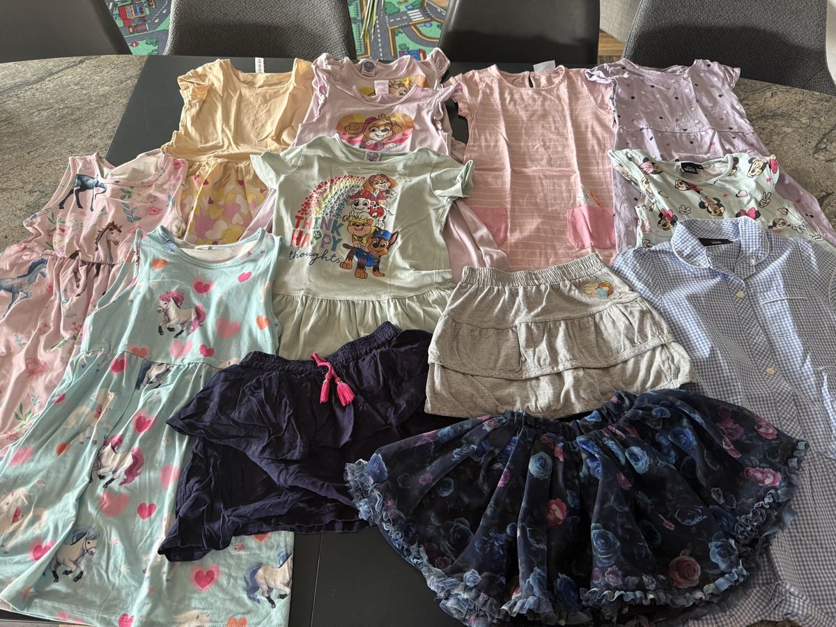 Lotti & Set di vestiti: Grossen Kleiderpaket Mädchen Grösse 110/116 – Usato da Steckborn venduto da Diana.84 2