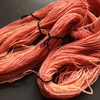 500g reine Schafwolle handgesponnen - Korallenrot hell