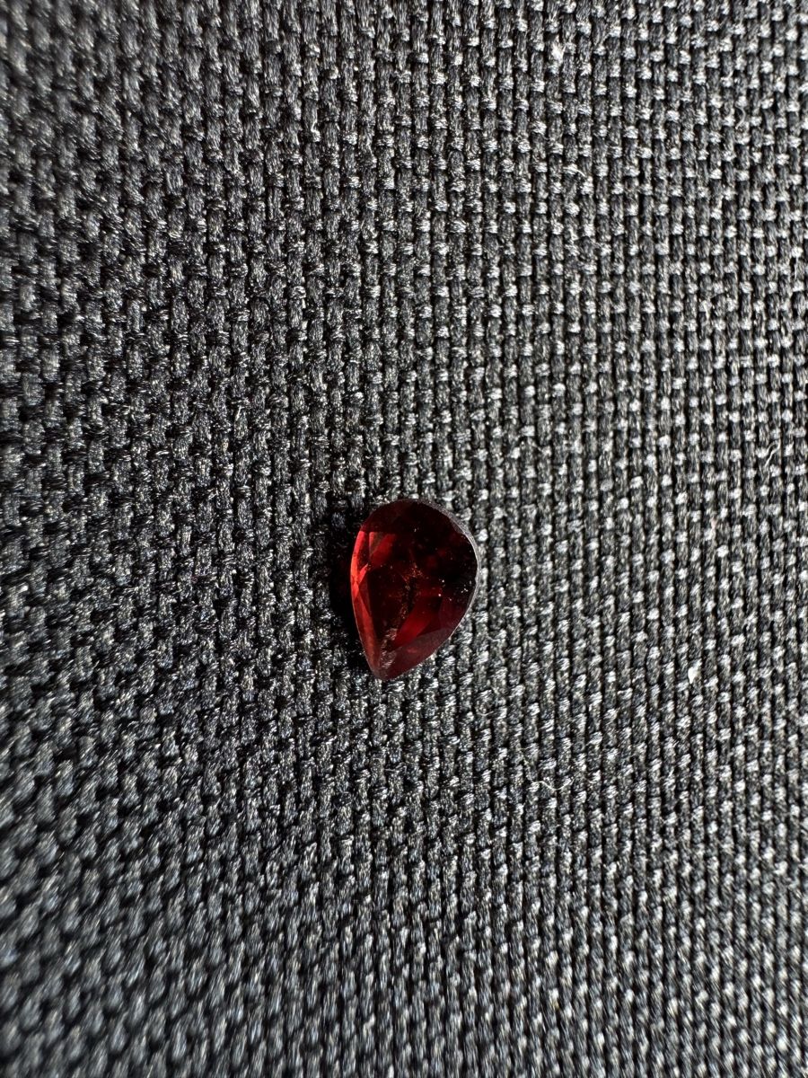 Edelsteine: Granat 0.95ct – Neu und originalverpackt aus Wängi von Horus90