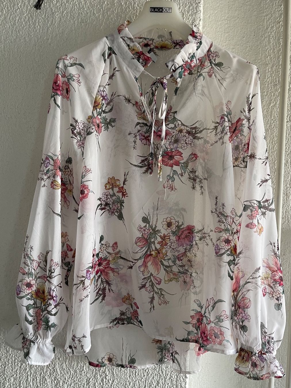 Camicette: Wunderschöne weisse Bluse mit Blumenmuster – Nuovo e nell'imballaggio originale da Rapperswil SG venduto da Letas_closet 1