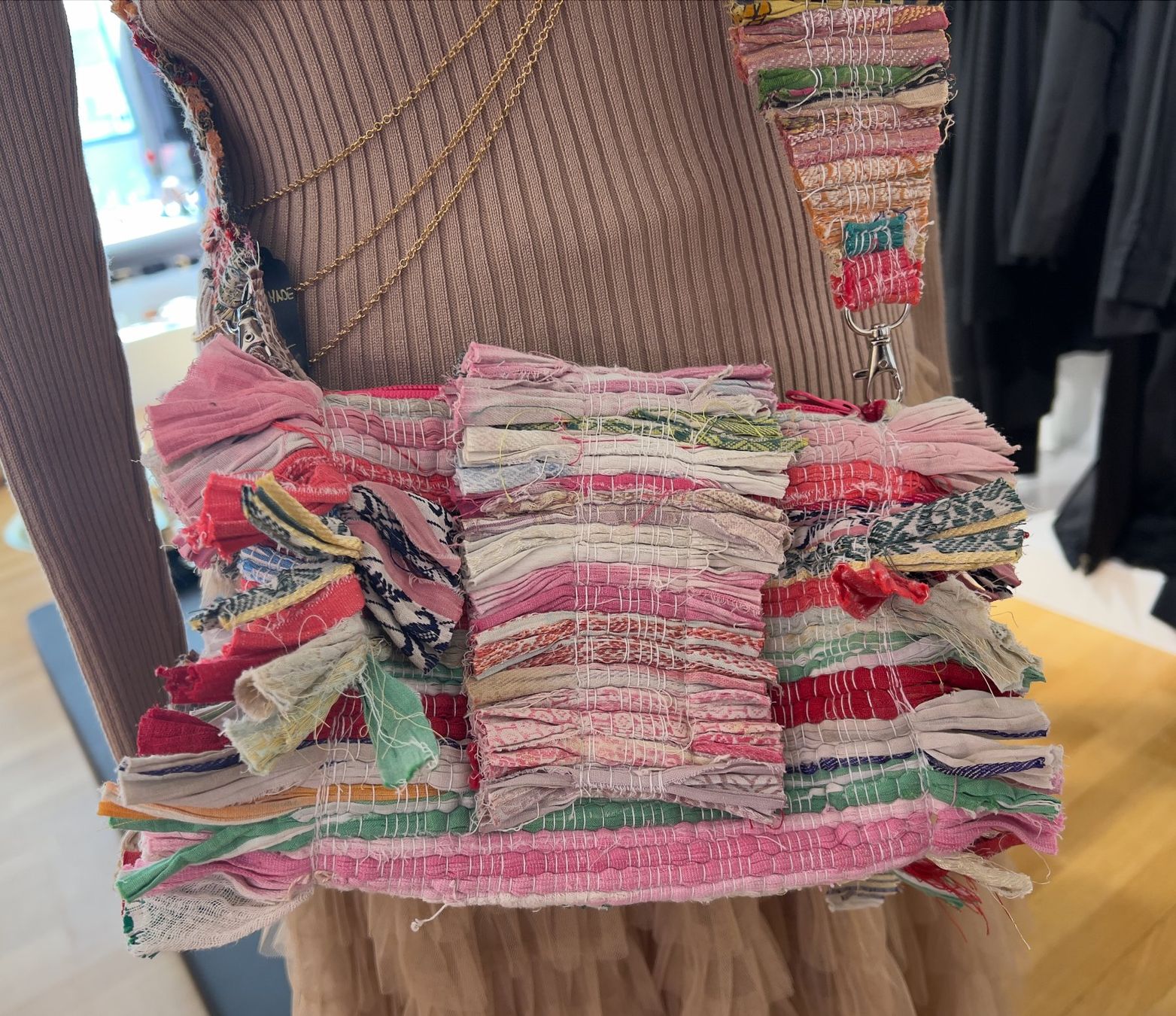 Borse da donna: Handmade Umhängetasche aus recyceltem Stoff – Nuovo e nell'imballaggio originale da Zürich venduto da Naebeli 1