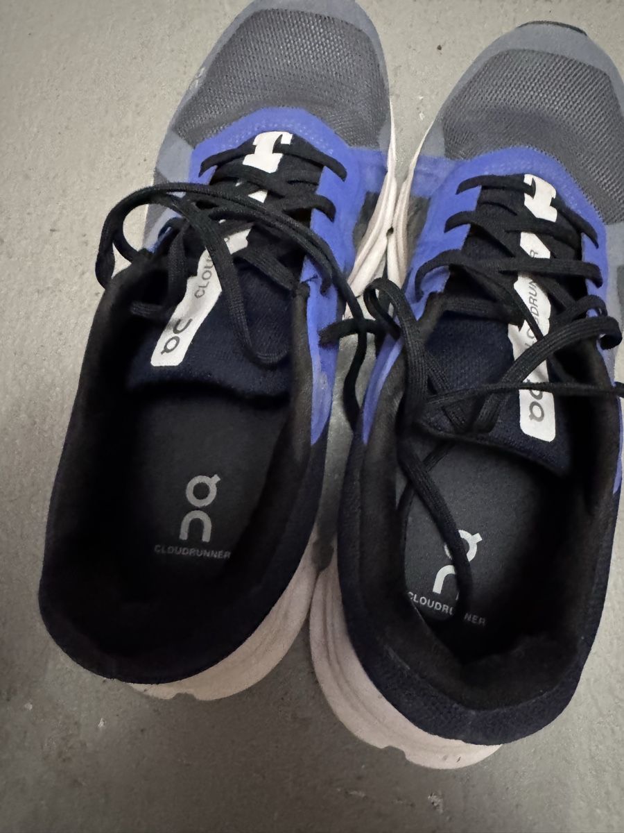 On Chaussures hommes: ON Cloudrunner Gr. 42 – D'occasion à Esslingen par Ursr1 3