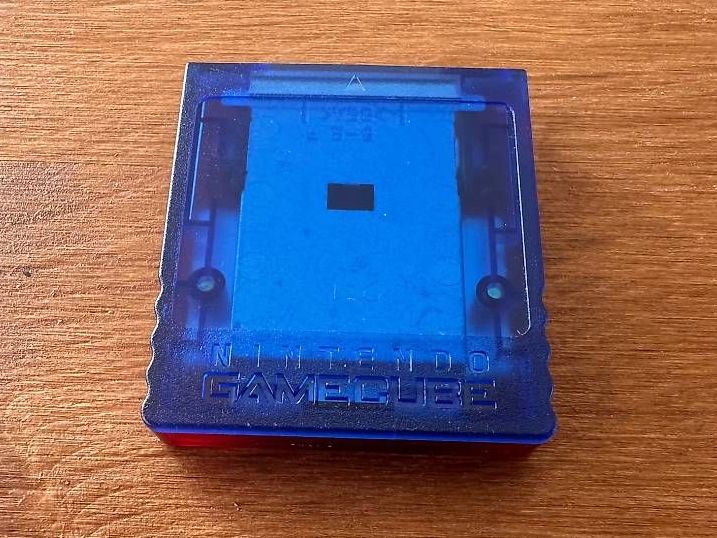 Memory unit & Memory card: Rare : Carte mémoire Gamecube bleu-rouge transparente – Usato da La Tour-de-Peilz venduto da MD2020